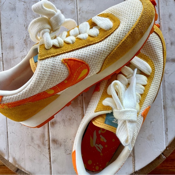 Nike Shoes - Nike Daybreak Paisley Swoosh